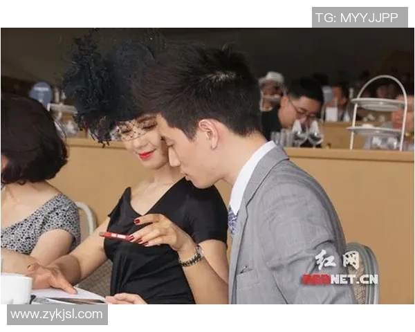 美女与足球明星亲密合影展现魅力与风采引发热议与关注 美女与足球明星亲密合影展现魅力与风采引发热议与关注